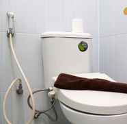 Toilet Kamar 4 Comfort Studio at Metropark Condominium Jababeka Apartment By Travelio