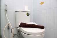Toilet Kamar Comfort Studio at Metropark Condominium Jababeka Apartment By Travelio