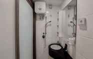 Toilet Kamar 5 Elegant and Nice Studio Apartment at Sky House BSD near AEON Mall By Travelio