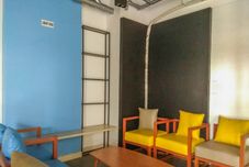 Lobby Cozy Living and Comfortable Studio Room Apartment at Dave By Travelio