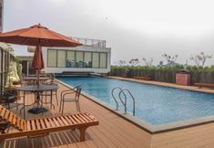 Swimming Pool 5 Cozy Living and Comfortable Studio Room Apartment at Dave By Travelio