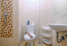 In-room Bathroom 4 Cozy Living and Comfortable Studio Room Apartment at Dave By Travelio