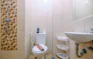 Toilet Kamar 4 Cozy Living and Comfortable Studio Room Apartment at Dave By Travelio