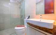 Toilet Kamar 5 Cozy and Comfy 2BR at Menteng Park Apartment By Travelio