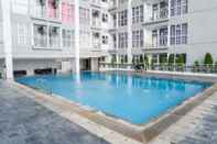 Swimming Pool Cozy Stay Studio at Taman Melati Surabaya Apartment By Travelio