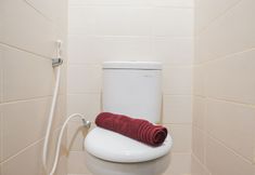 In-room Bathroom 5 Stunning Studio at Belmont Residence Puri Apartment By Travelio