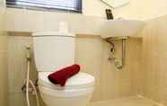 Toilet Kamar 6 Serene and Comfort 2BR at Meikarta Apartment By Travelio