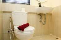 Toilet Kamar Serene and Comfort 2BR at Meikarta Apartment By Travelio