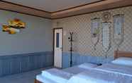 In-room Bathroom 4 Castury Syariah Guest House