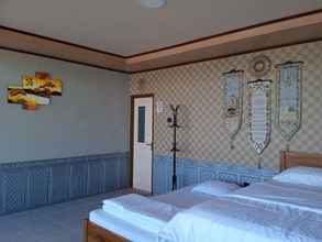 In-room Bathroom 4 Castury Syariah Guest House