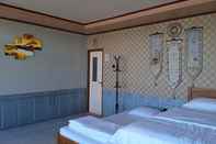 In-room Bathroom Castury Syariah Guest House