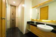 In-room Bathroom Life Hotel Stasiun Kota Surabaya