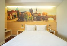 Bedroom 7 Life Hotel Stasiun Kota Surabaya