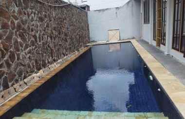 Kolam Renang 2 Sayang Guest House