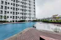 สระว่ายน้ำ Simply and Warm Studio at Serpong Garden Apartment By Travelio