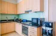 Ruang Umum 5 Comfortable and New Furnished 2BR at The Mayflower Apartment By Travelio