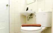 Toilet Kamar 5 Good and Spacious 2BR at Springlake Summarecon Bekasi Apartment By Travelio