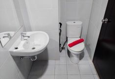 In-room Bathroom 5 Nice and Vibrant Studio at Casa De Parco Apartment By Travelio