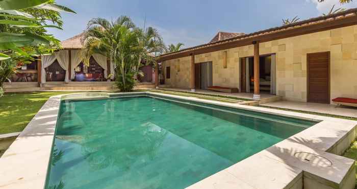 Kolam Renang Villa Pilou by BVR Holiday Rentals