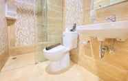 Toilet Kamar 6 Luxurious 2BR at Parahyangan Residence Apartment By Travelio