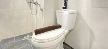 In-room Bathroom 4 Spacious 1BR Apartment near Ciwalk at The Jarrdin Cihampelas By Travelio