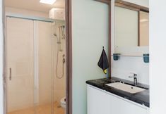 客房浴室 5 Strategic and Elegant 2BR Sky House BSD Apartment By Travelio