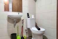 Toilet Kamar Comfy and Big 3BR at Vida View Apartement By Travelio