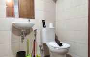 In-room Bathroom 6 Comfy and Big 3BR at Vida View Apartement By Travelio