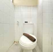 Toilet Kamar 4 Spacious Studio at Gateway Ahmad Yani Cicadas Apartment By Travelio