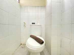 Toilet Kamar 4 Spacious Studio at Gateway Ahmad Yani Cicadas Apartment By Travelio