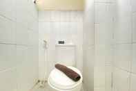 In-room Bathroom Spacious Studio at Gateway Ahmad Yani Cicadas Apartment By Travelio