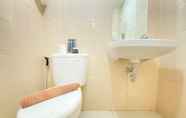 Toilet Kamar 6 Cozy and Nice 2BR Apartment at Parahyangan Residence By Travelio