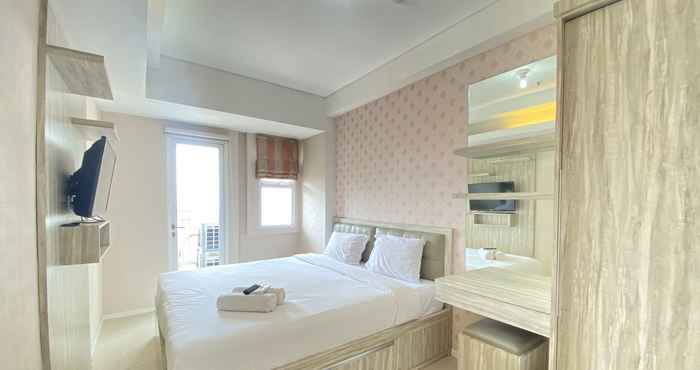 Bedroom Cozy and Nice 2BR Apartment at Parahyangan Residence By Travelio