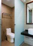 BATHROOM OYO Home 90450 D' Summit Residence 1bhk @ Yml 2128