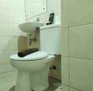 Toilet Kamar 5 Convenient and Cozy Studio at Vida View Makassar By Travelio