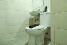 客室内バスルーム Convenient and Cozy Studio at Vida View Makassar By Travelio