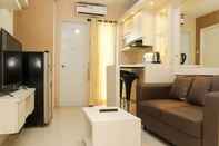 Ruang Umum Warm and Minimalist 2BR Bassura City Apartment By Travelio