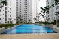 Kolam Renang Warm and Minimalist 2BR Bassura City Apartment By Travelio