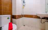 In-room Bathroom 4 Simply and Comfort Studio Apartment at Margonda Residence 3 By Travelio