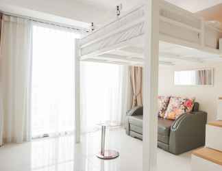 Bilik Tidur 2 Nice and Fancy Studio Room Apartment at Nine Residence By Travelio