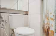 Toilet Kamar 4 Cozy and Nice Stay Studio Apartment at Nine Residence By Travelio