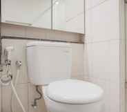 In-room Bathroom 4 Cozy and Nice Stay Studio Apartment at Nine Residence By Travelio