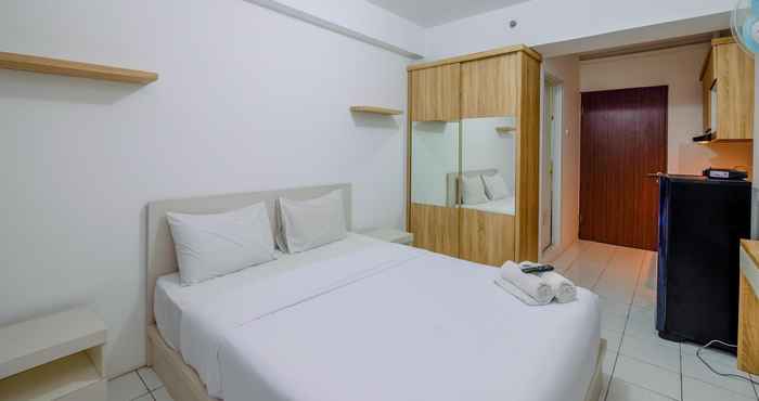 Bedroom Homey and Modern Studio at Gunung Putri Apartment By Travelio