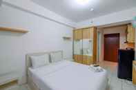 Bedroom Homey and Modern Studio at Gunung Putri Apartment By Travelio