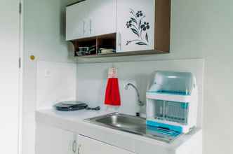 Ruang Umum 4 Cozy Stay Studio at Beverly 90210 Apartment By Travelio