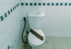 In-room Bathroom 4 Cozy Stay Studio at Beverly 90210 Apartment By Travelio