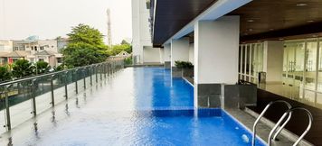Swimming Pool 5 Cozy Stay Studio at Beverly 90210 Apartment By Travelio