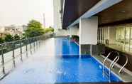 Kolam Renang 5 Cozy Stay Studio at Beverly 90210 Apartment By Travelio