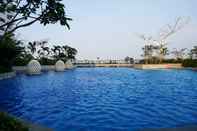 Kolam Renang Nice and Fancy Studio at West Vista Apartment By Travelio