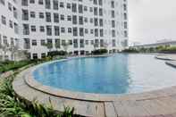 Kolam Renang Cozy Stay and Homey Studio at Serpong Garden Apartment By Travelio